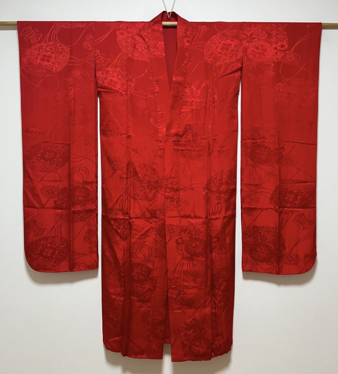 Photo2: JAPANESE KIMONO SILK ANTIQUE FURISODE JUBAN / RED / KUSUDAMA / KOZUCHI / RINZU (2)