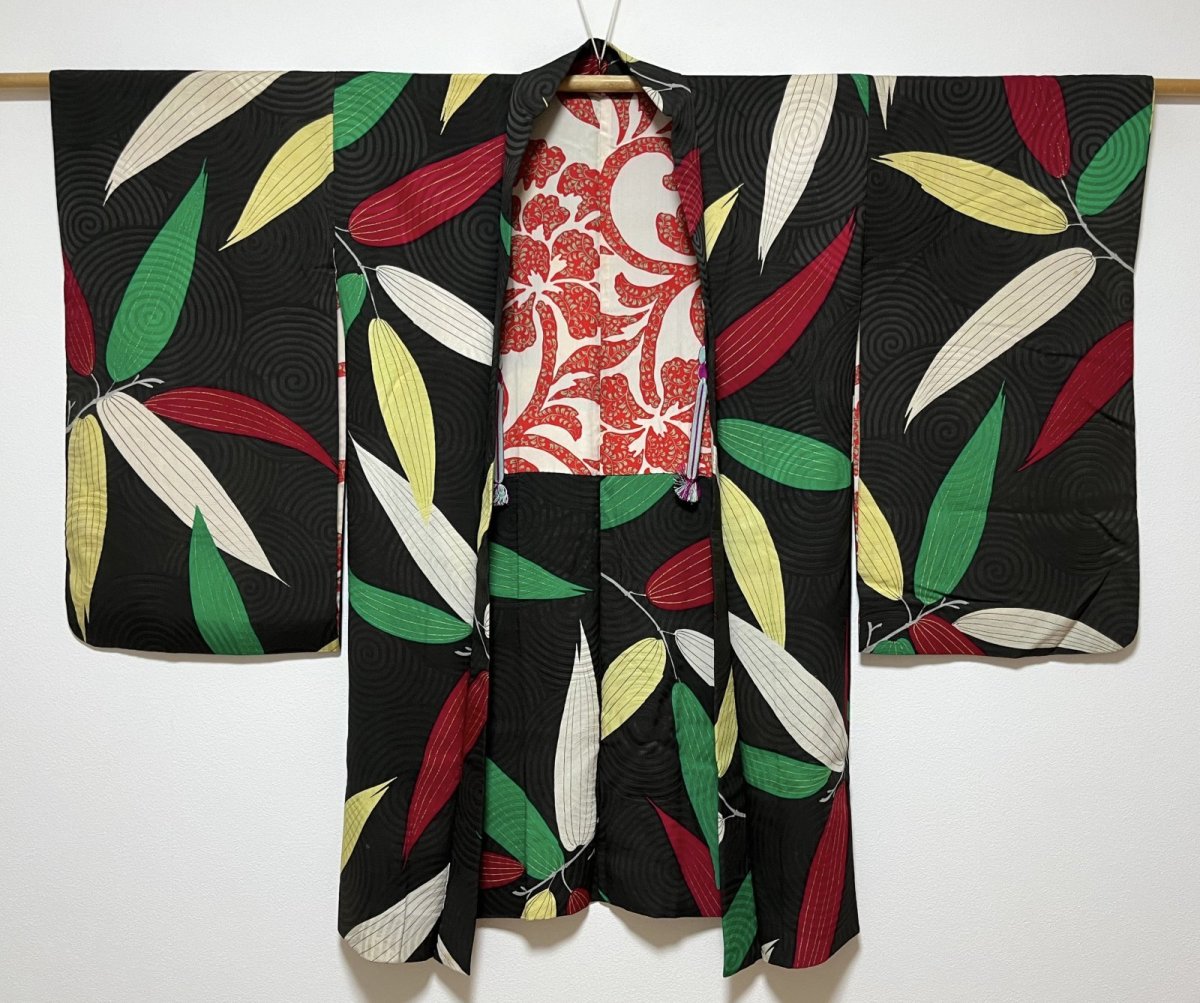 Photo2: JAPANESE KIMONO SILK ANTIQUE HAORI / LEAF / UZUMAKI / BLACK (2)
